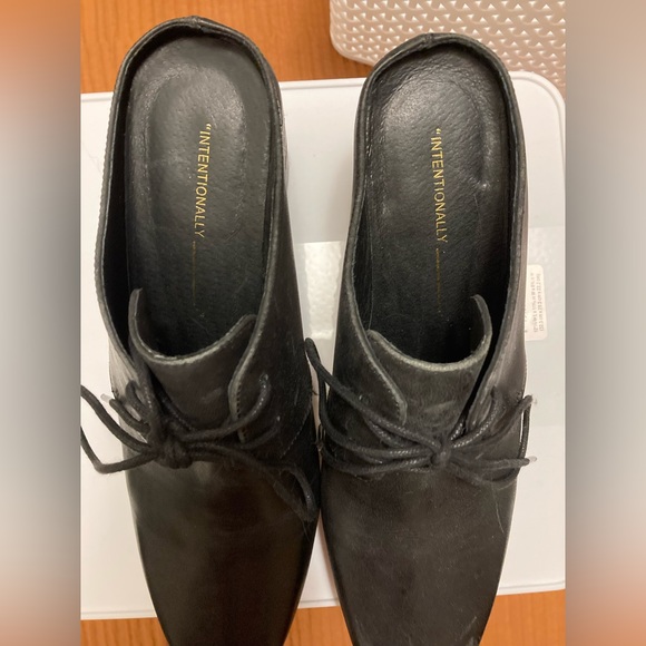 Intentionally _____ Blank black leather mules size10 - Picture 4 of 9